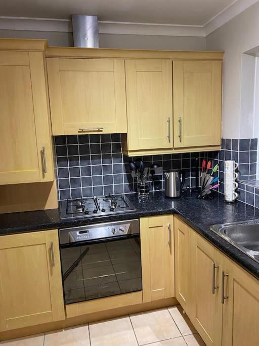 Walnut Apartment Larne Bagian luar foto